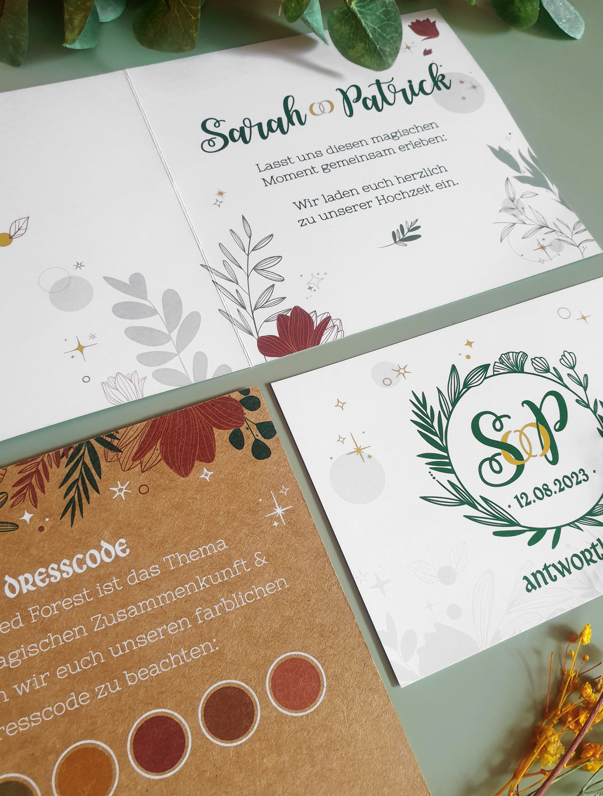 Overview green and gold wedding stationary